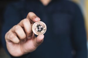 Investire in criptovalute: strategie e rischi da considerare